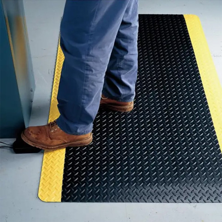 Tapis antifatigue professionnel noir et jaune SE-NT415